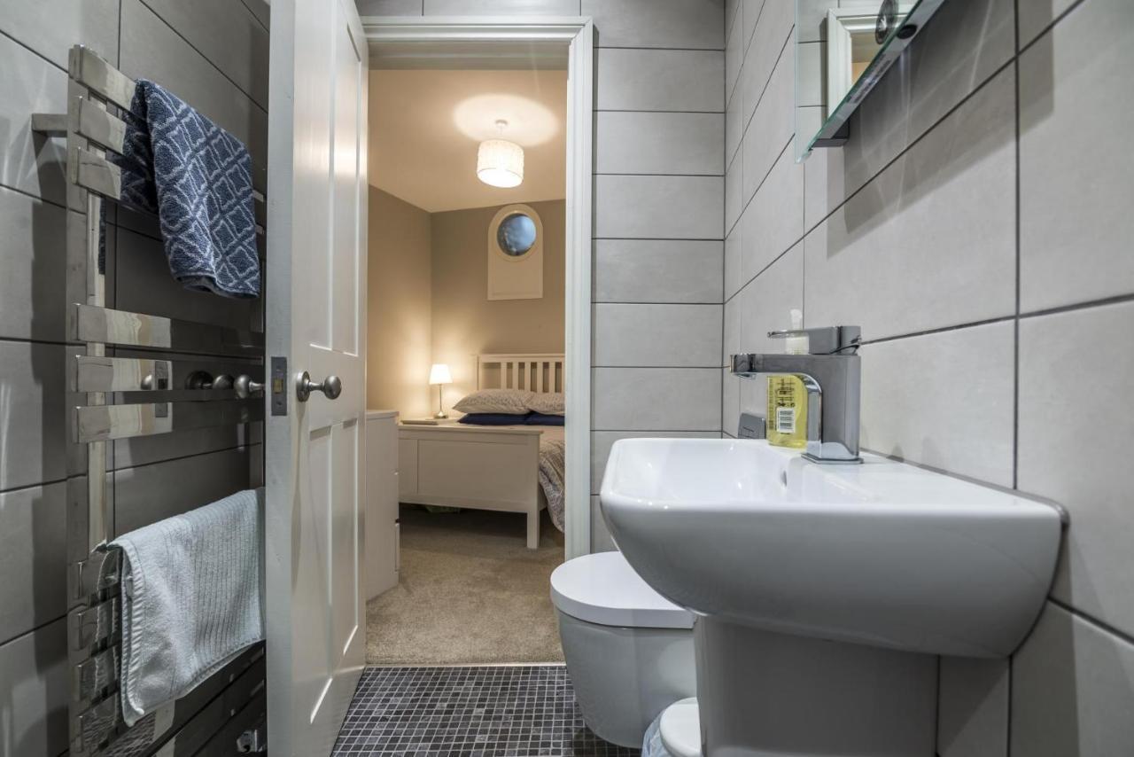 Sea Legs - 2 Bedroom Apartment - Тенби Экстерьер фото