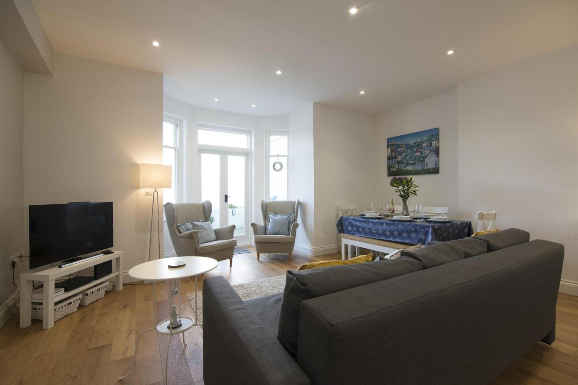 Sea Legs - 2 Bedroom Apartment - Тенби Экстерьер фото