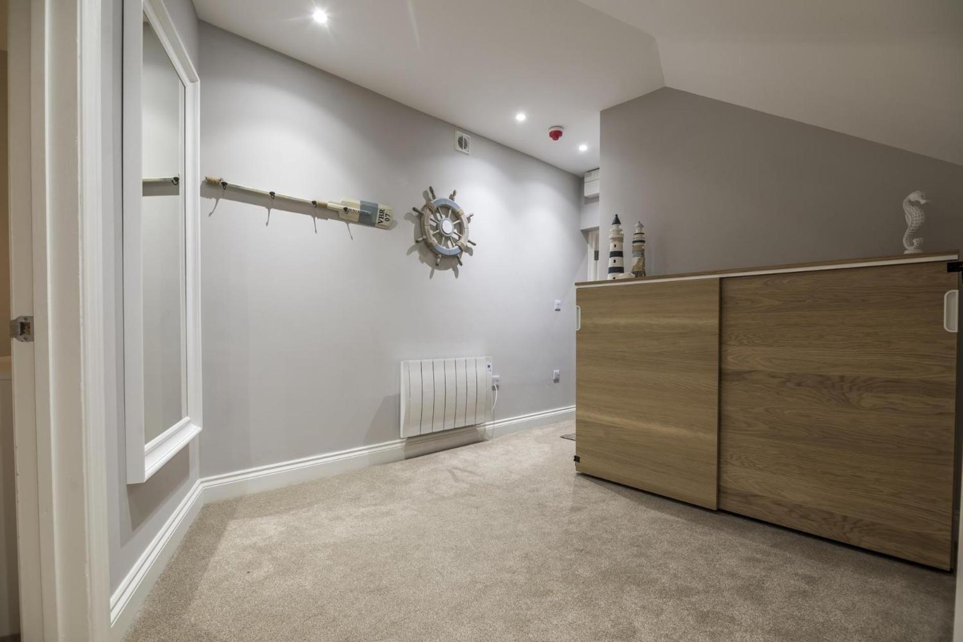Sea Legs - 2 Bedroom Apartment - Тенби Экстерьер фото