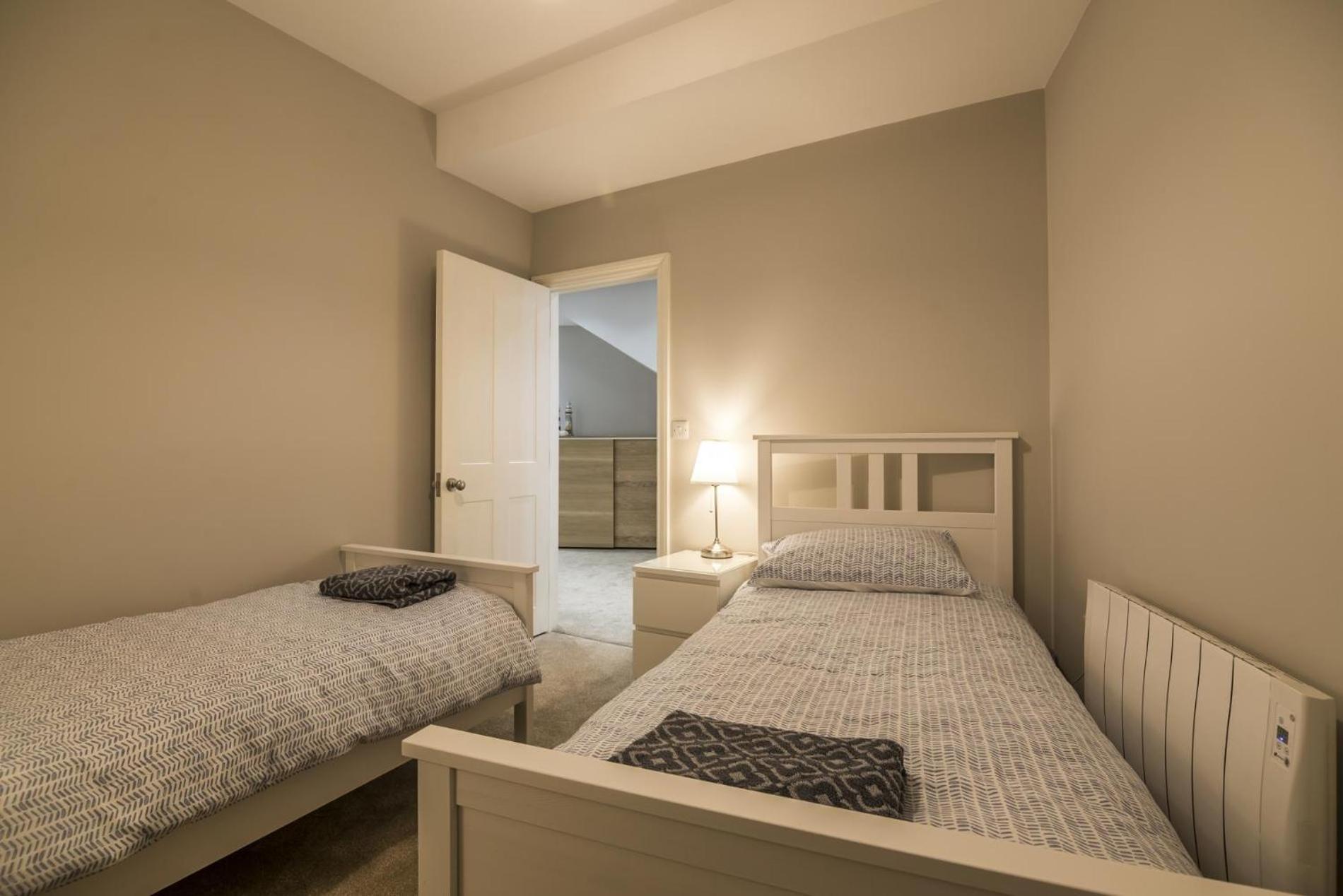Sea Legs - 2 Bedroom Apartment - Тенби Экстерьер фото