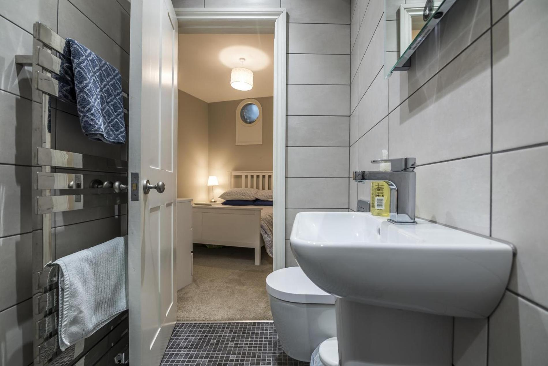 Sea Legs - 2 Bedroom Apartment - Тенби Экстерьер фото